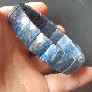 Op de afbeelding: Een blauwe en witte lapis lazuli armband met vierkante kralen.