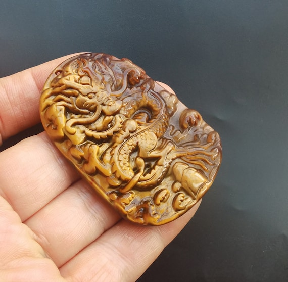 彫刻された龍虎目石ペンダント：神話のお守りネックレス - Etsy 日本