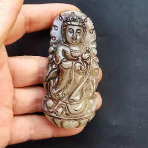 Colgante de piedra de jade natural tallado con flor de Bodhisattva de pie, piedra curativa con amuleto, buena suerte para hacer collares de joyería hechos a mano