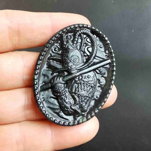 Apkungen Jadehänge: Snidad svartgrön stenamulett (50 mm)