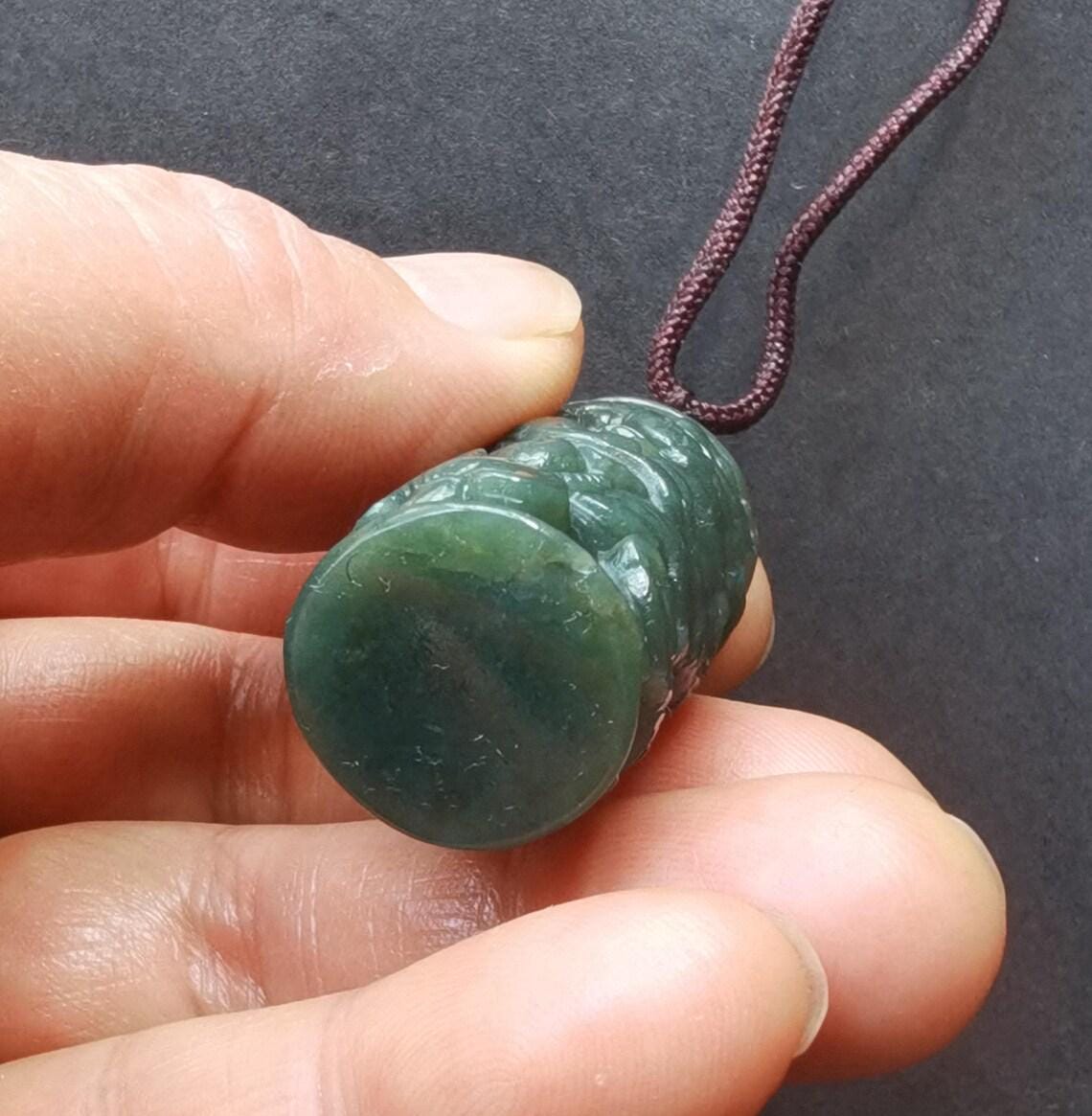 彫刻された龍の翡翠ペンダント：天然の緑石のお守り - Etsy 日本