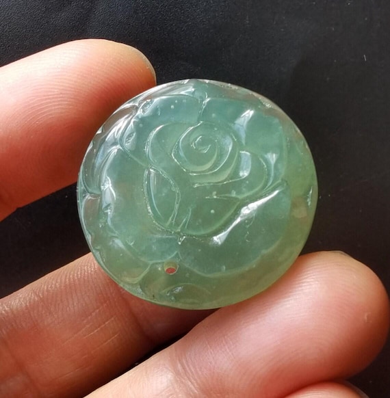 彫刻されたバラの花の天然グリーンクリア翡翠石ペンダント、2穴 