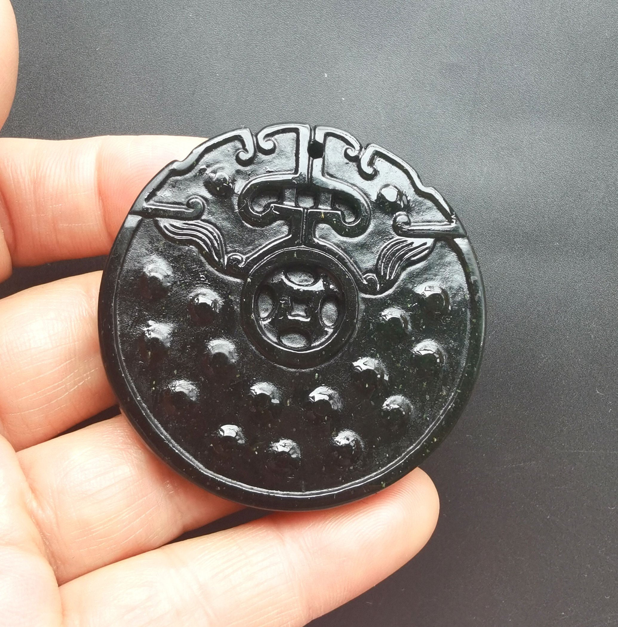 彫刻された緑の翡翠の龍のペンダント：お守り（52 mm） - Etsy 日本