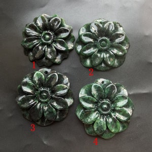 Geschnitzte Blume Anhänger: Grünes Edelstein Amulett