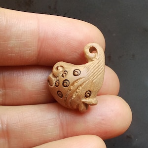 Colgante de pez de madera tallada: amuleto talismán 3D