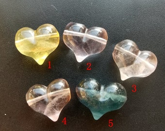 Colgante de corazón de fluorita arcoíris tallada en 3D: amuleto de cristal natural