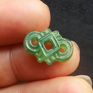 彫刻された龍の翡翠ペンダント：天然の緑石のお守り - Etsy 日本
