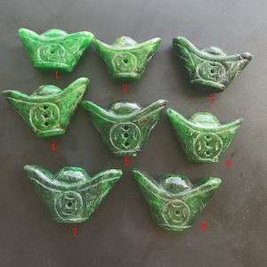 Grüner Jade-Yuanbao-Anhänger: Geschnitzte Amulett-Halsketten-Schmucksachen
