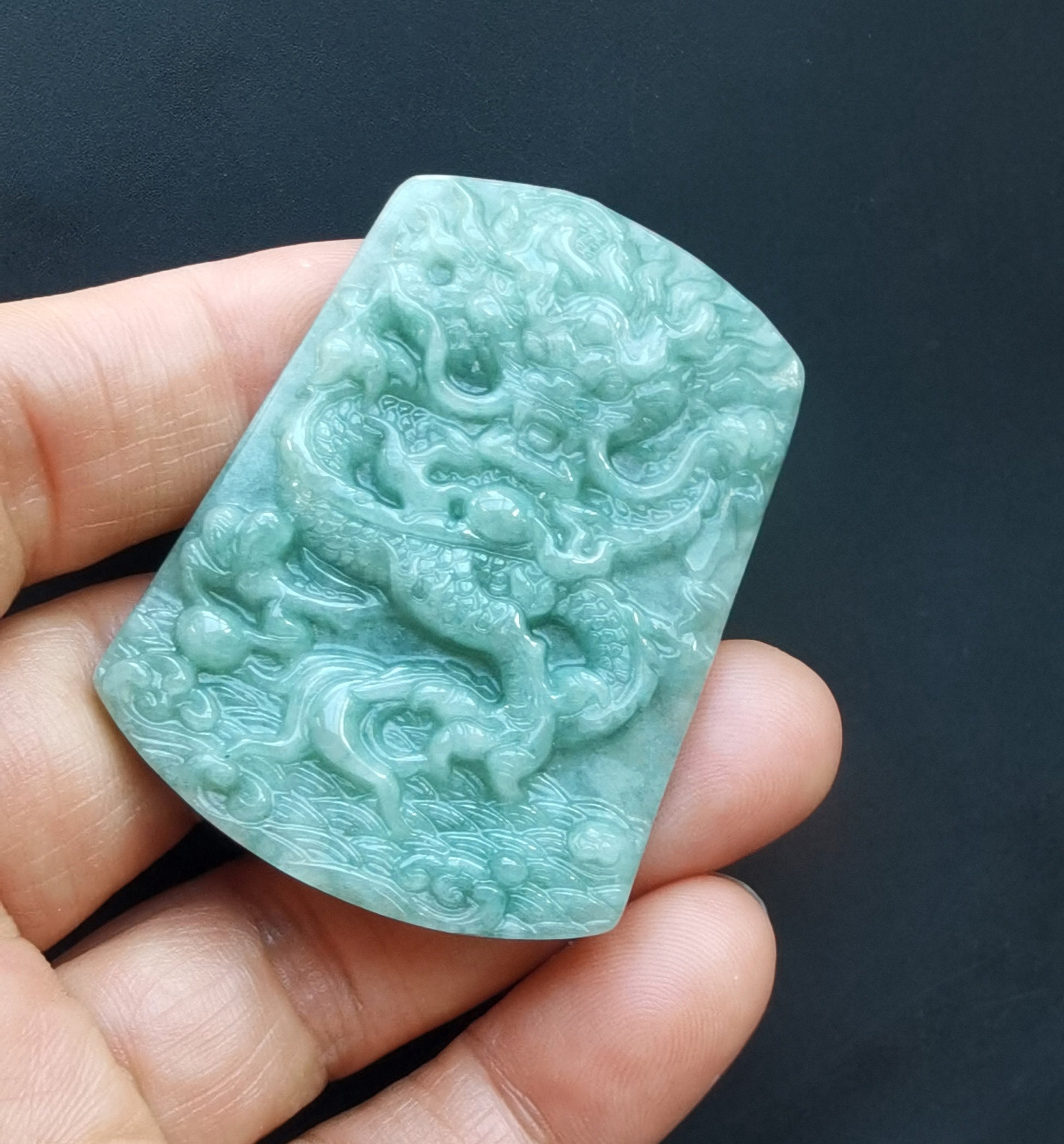 認定、長方形のドラゴン、彫刻された天然グリーンジェダイト翡翠石