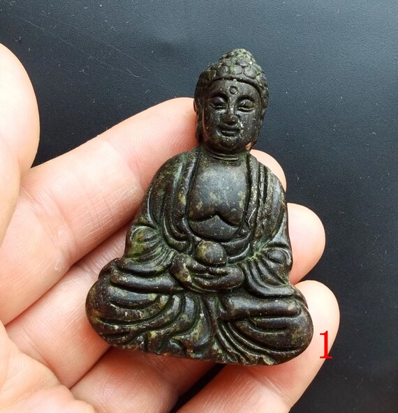 Buddha Figur handgeschnitzt Jade Anhänger Amulett Skulptur Talisman grün braun