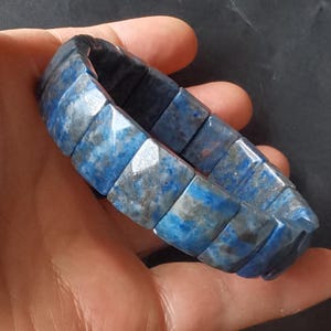 Op de afbeelding: Een blauwe en grijze edelsteen armband met vierkante kralen.