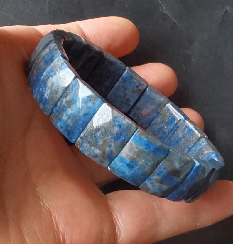 Op de afbeelding: Een blauwe en grijze edelsteen armband met vierkante kralen.