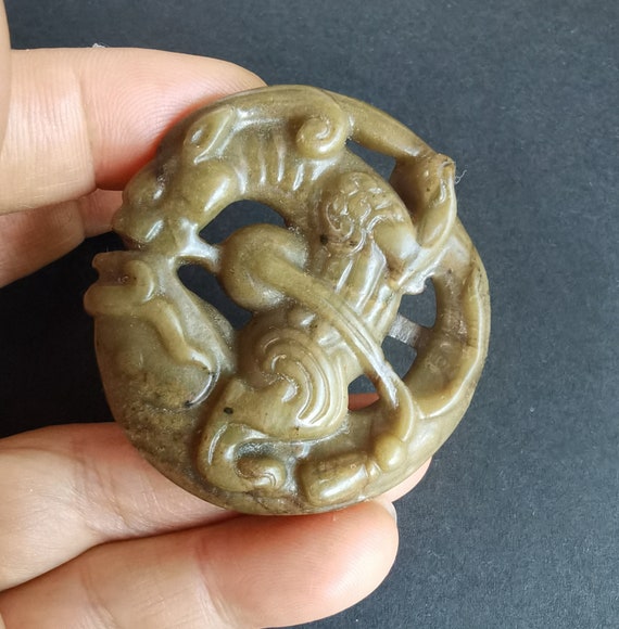 Grand pendentif tete de dragon en jade