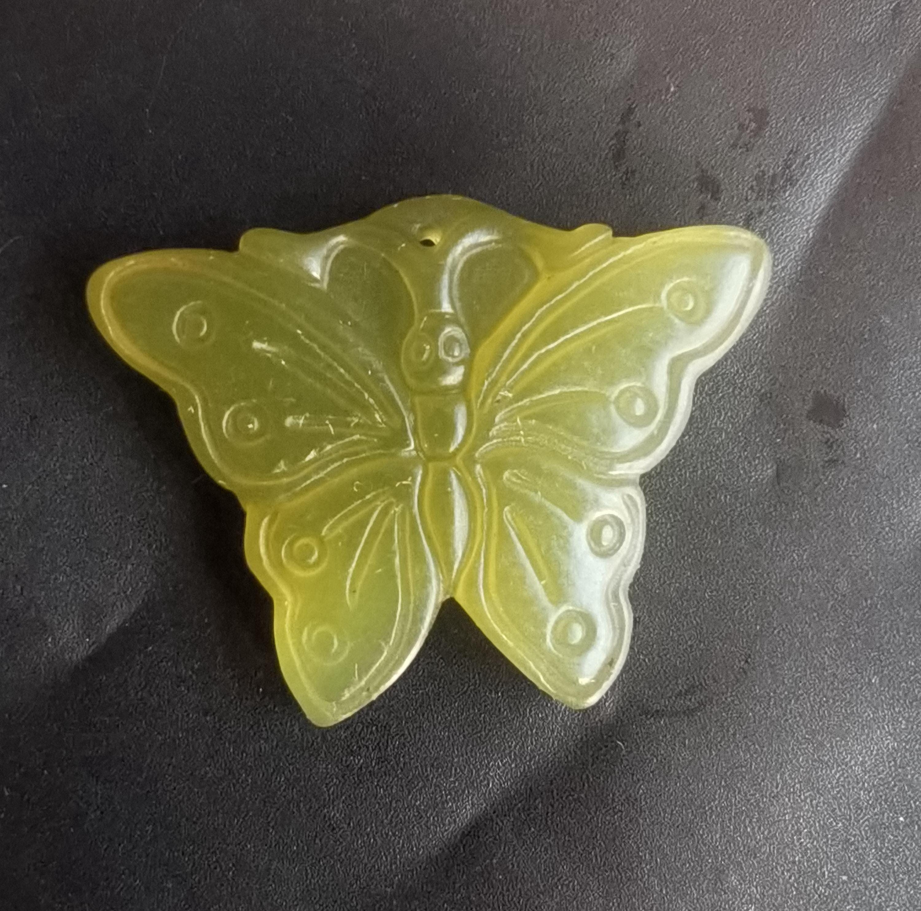 蝶の彫刻が施されたグリーン翡翠ペンダント：手作りのお守りチャーム