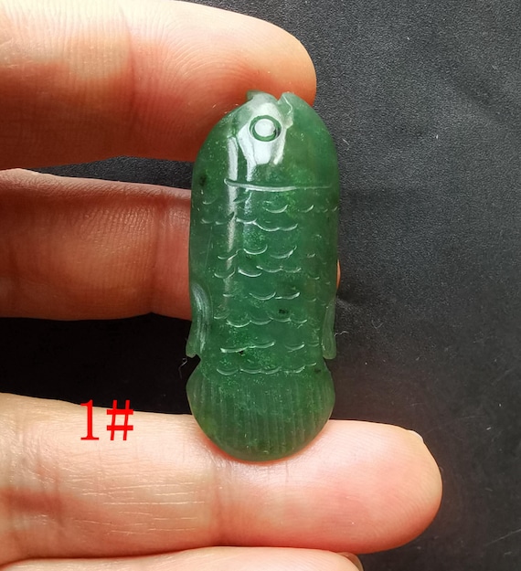 3D彫刻されたネフライト翡翠の魚ペンダント：緑の宝石のお守り - Etsy 日本