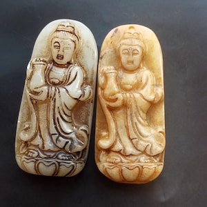 Jade Bodhisattva Anhänger: Handgeschnitztes Blumenamulett