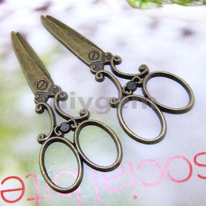2 Stück Charme geschnitzte Schere Perle Anhänger Antike Bronze überzogen Link Messing Schmuck filigrane Suche nach Metall Anhänger Ohrdraht Perlen 60mx24mm O
