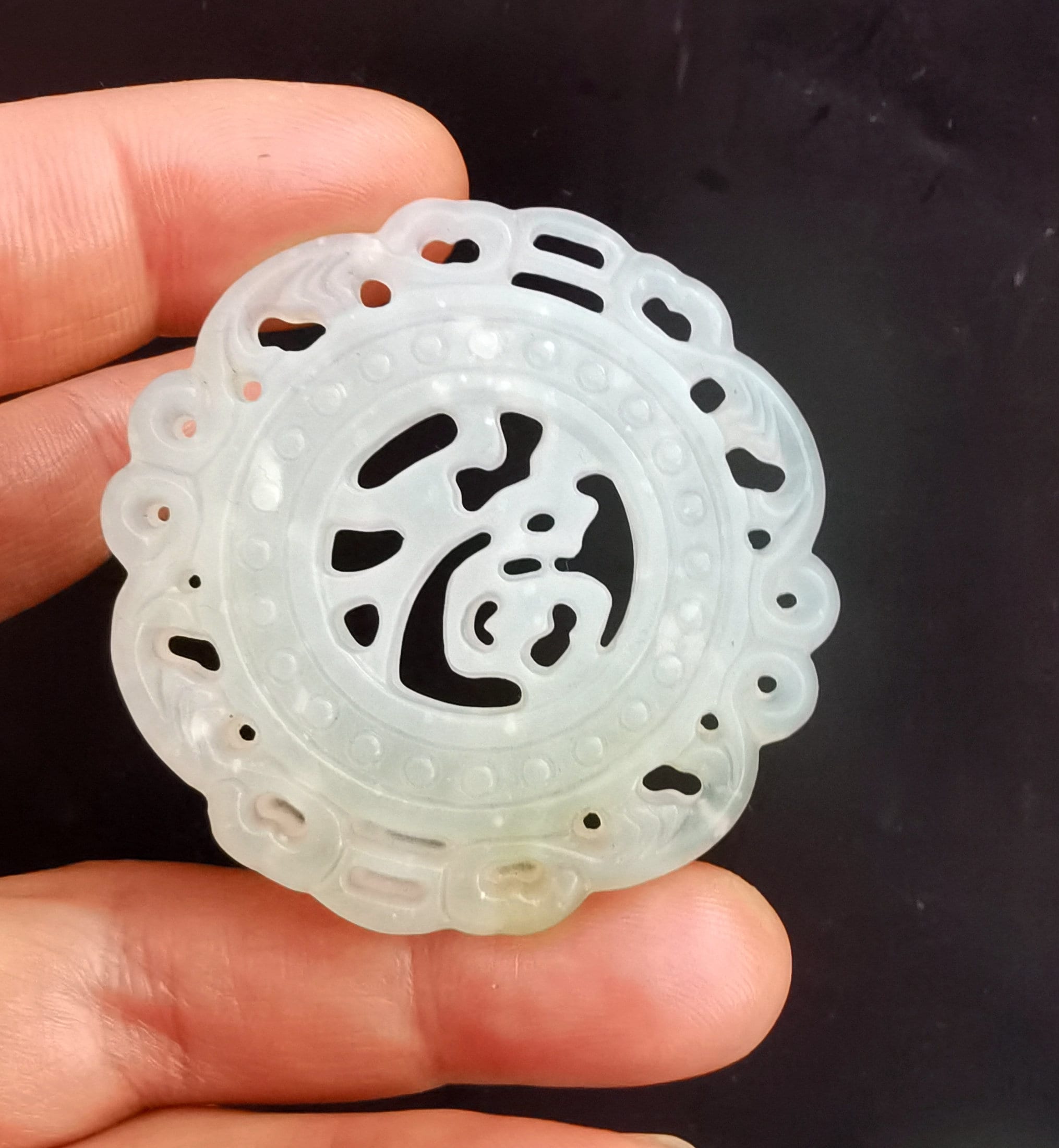 彫刻された翡翠ペンダント：福のシンボルのお守り、50 mm - Etsy 日本