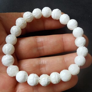 White Lotus Blume Schnitzerei Muschel Perlmutt Stein Perlen Armband, Glück, Frau, Mann, Edelstein Heilung Stretch, Geschenk für Mutter Freunde