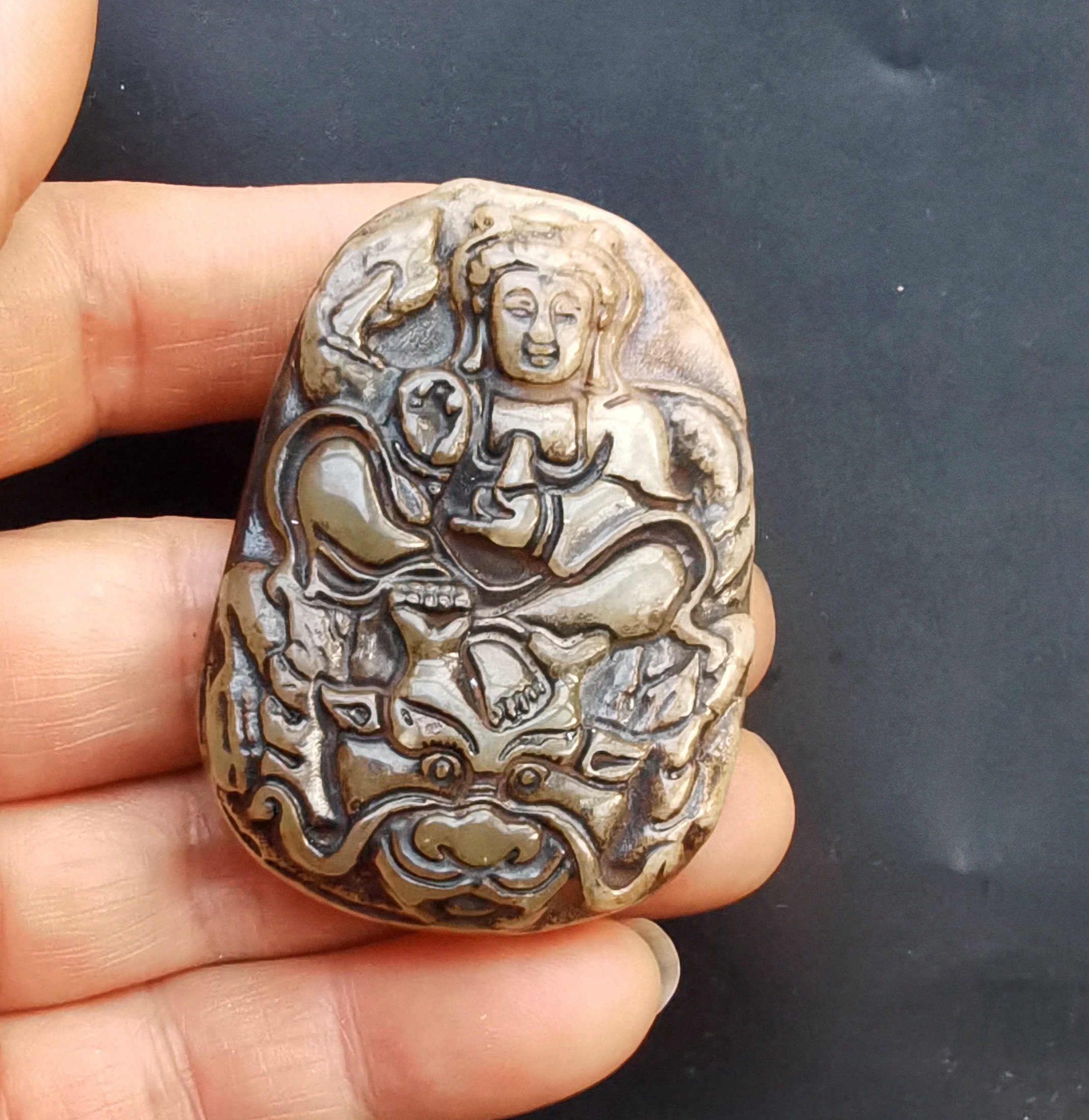 翡翠観音菩薩龍彫りペンダント：手作りのお守り - Etsy 日本