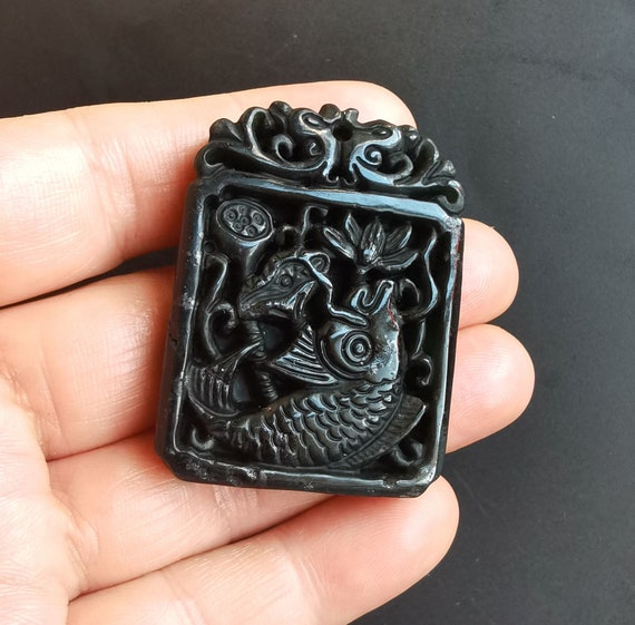 彫刻された黒緑翡翠のペンダント：花魚龍のお守り - Etsy 日本