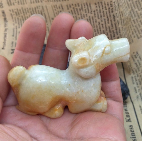 翡翠のような動物彫刻ペンダント 彫刻された茶色の翡翠の馬のペンダント：3D動物ビーズ（62-69 mm