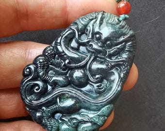翡翠の龍ペンダント：緑と黒の石の彫刻、お守り - Etsy 日本
