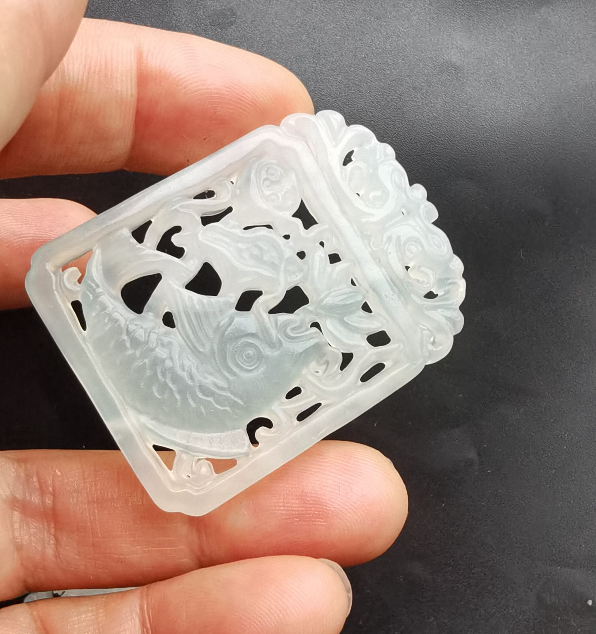 天然三彩翡翠 魚躍浪花 如意彫りペンダント 彫刻された白翡翠のペンダント：魚、蓮、龍のお守り - Etsy 日本