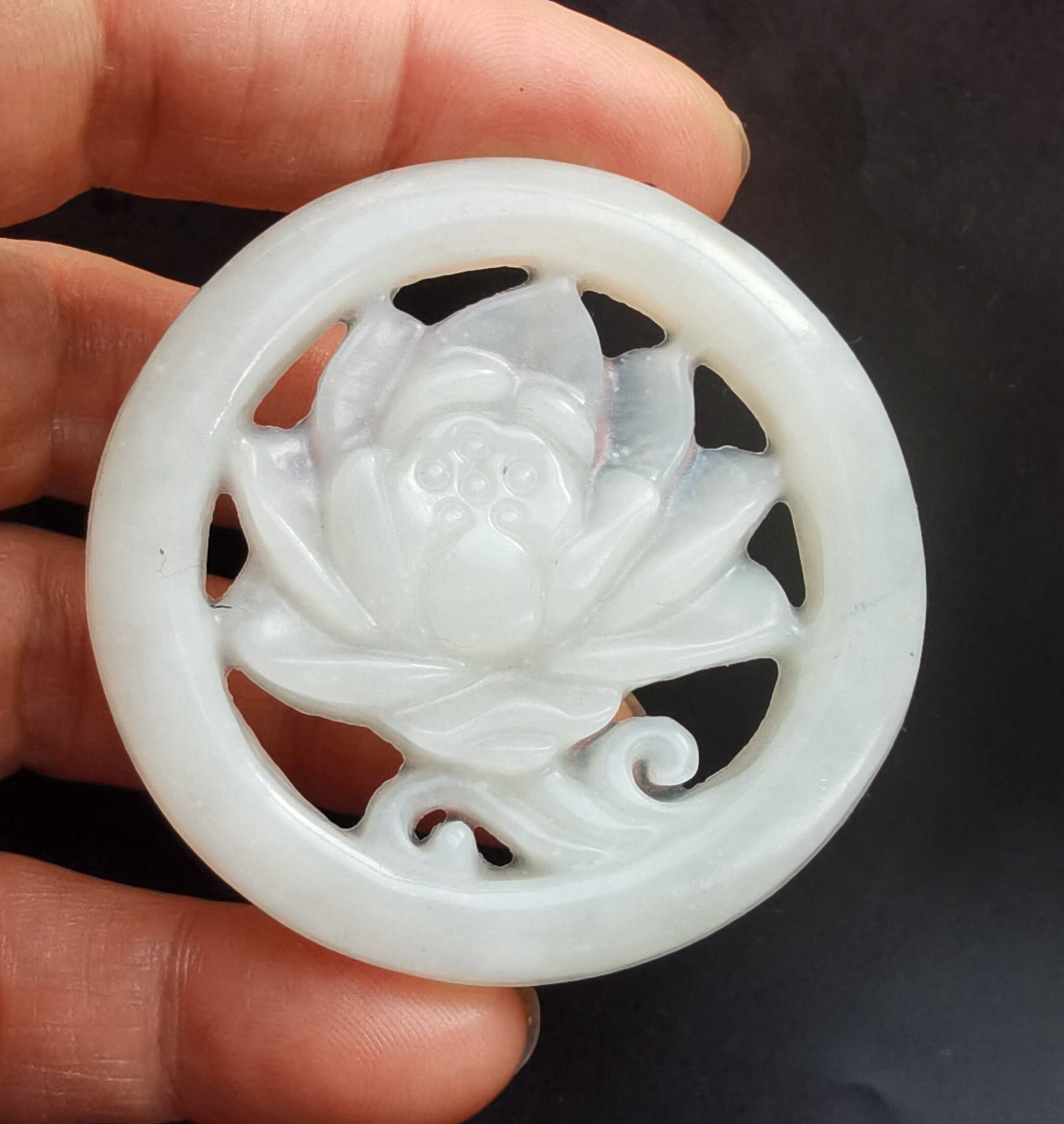 彫刻された蓮の花の翡翠ペンダント：天然の白い石のお守り - Etsy 日本