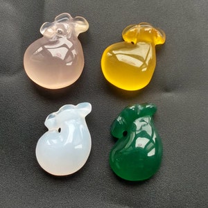 Ciondolo in pietra di agata calcedonio bianco verde giallo intagliato, pietra preziosa amuleto distanziatore, guarigione della creazione di collane fatte a mano