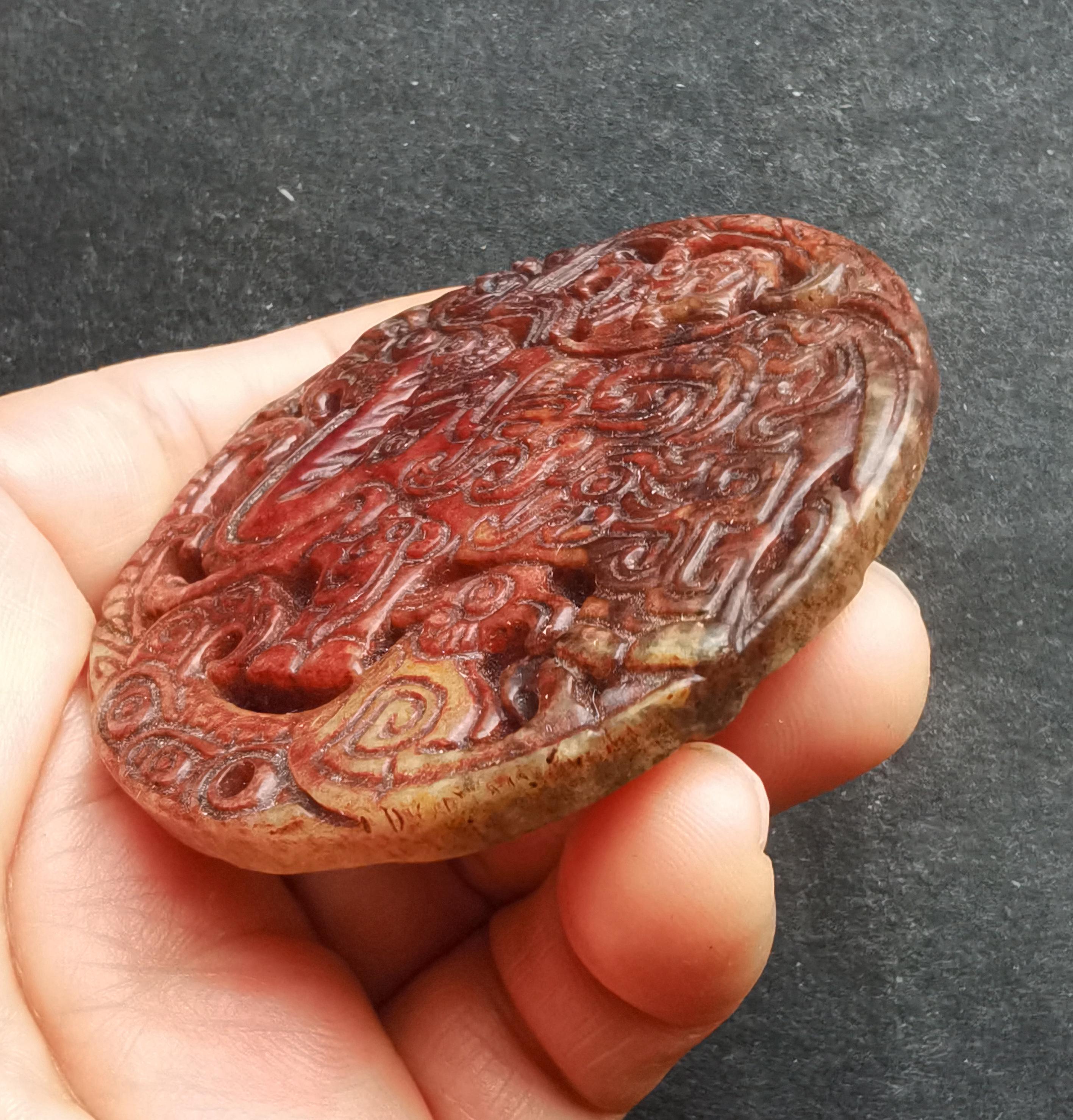 象、小さな象、ラブバード、ドラゴンの彫刻の茶色の翡翠のペンダント