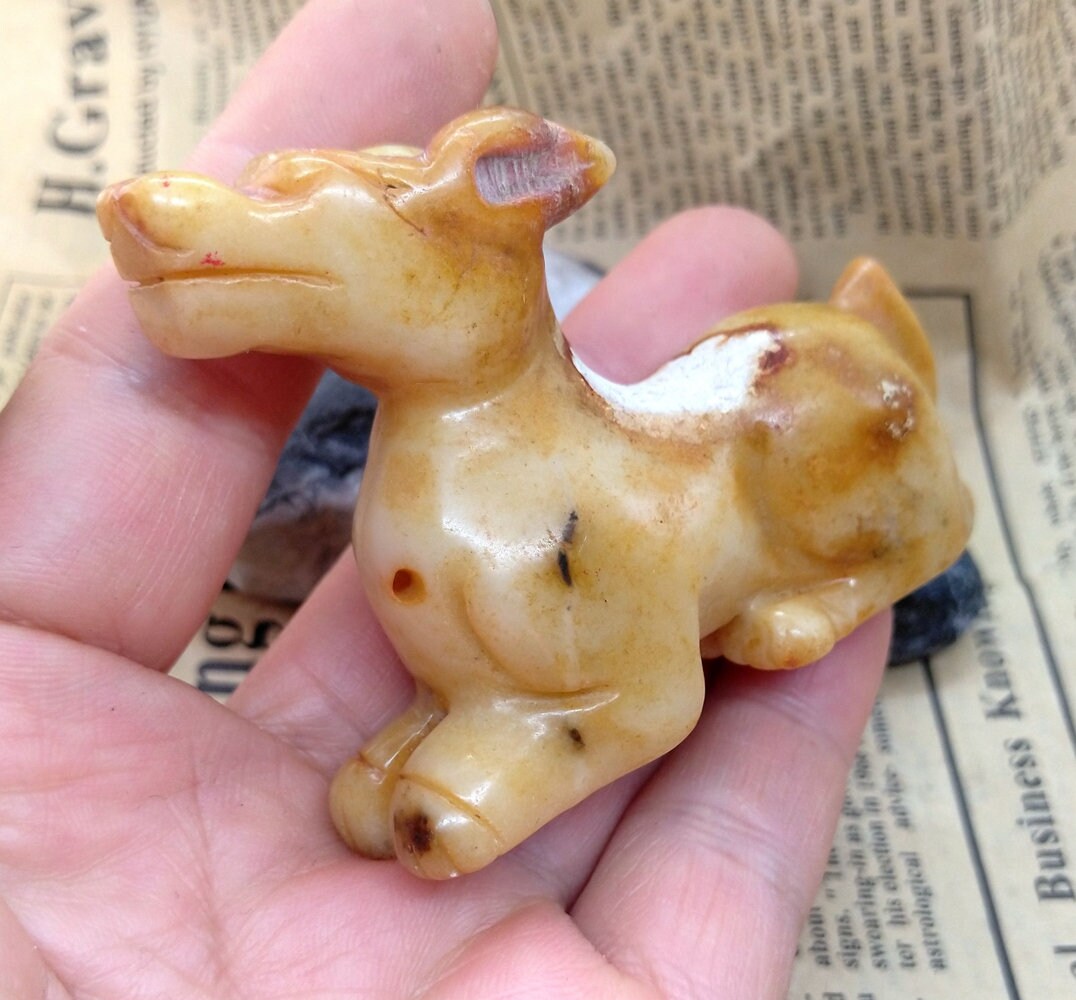 彫刻された茶色の翡翠の馬のペンダント：3D動物ビーズ（62-69 mm