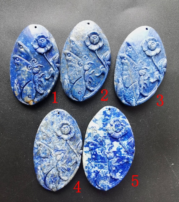 彫刻された蝶、花、天然ラピスラズリ石ペンダント、青い石、お守り