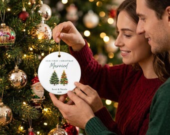 Decorazione natalizia personalizzata per il primo Natale da sposati / Ricordo in ceramica (nomi e anno personalizzati)