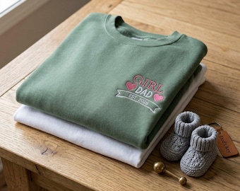 Felpa girocollo ricamata Girl Dad Est. 2026 / Pile morbido lavato, con ricamo a cuore (Comfort Colors 1566)