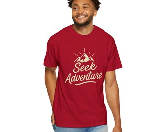 Busque Aventura - Camiseta com Estampa de Montanha | Tipografia para Caminhadas ao Ar Livre na Natureza