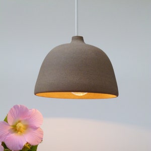 Lampada a sospensione in ceramica, Campana in gres color cioccolato, Lampada a sospensione.