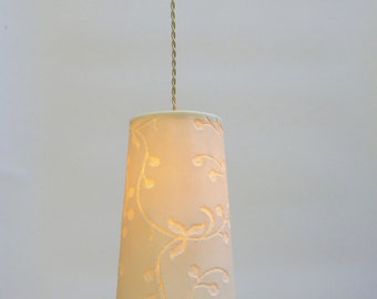 Elegant hängande lampa i porslin