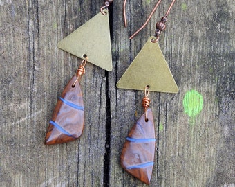 Boucles d'oreilles crochets en cuivre triangles de laiton et Opales boulder