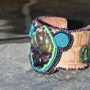 Fox embroidered bracelet in Fluorite 46 / 30mm back suede image 3