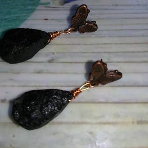 Boucles d'oreilles cuivre papillons pierres de tourmalines noires brutes image 4