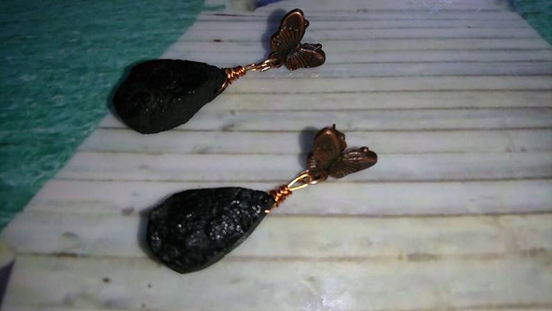 Boucles d'oreilles cuivre papillons pierres de tourmalines noires brutes image 4