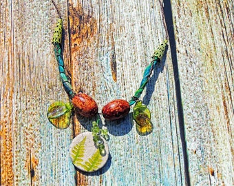 Cuello ras "Underwood Ferns" raku cerámica Peridots coco hilado perlas, seda