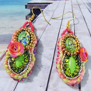 Boucles d'oreilles brodées cabochons façon opale et soie image 1