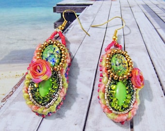 Boucles d'oreilles brodées cabochons façon opale et soie