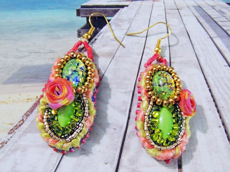 Boucles d'oreilles brodées cabochons façon opale et soie image 1