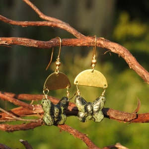 Boucles d'oreilles crochets dorés papillons en jaspe orbiculaire rhyolite, jaspe des forêts ou jaspe Kambala image 2