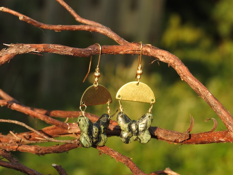 Boucles d'oreilles crochets dorés papillons en jaspe orbiculaire rhyolite, jaspe des forêts ou jaspe Kambala image 2