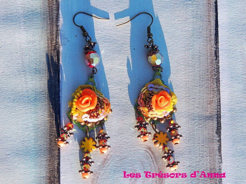 Boucles d'oreilles brodées sur de la soie de Sary Roses clementines image 2