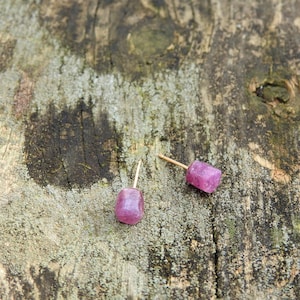 14 karats guldpläterade örhängen med 8/7 mm eller 6/4 mm råa rubiner